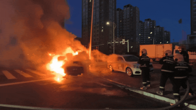 4车连烧！现场浓烟滚滚！