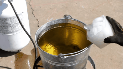 女子炸年糕热油溅脸险毁容，网友：厨房“爆炸三绝”一定要做好防护！