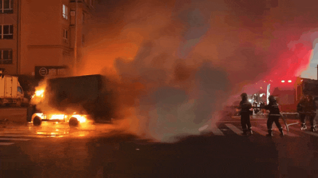 4车连烧！现场浓烟滚滚！