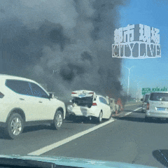 4车连烧！现场浓烟滚滚！