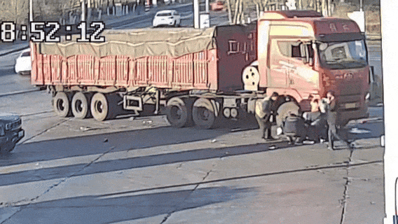 危急时刻，他挺身而出……