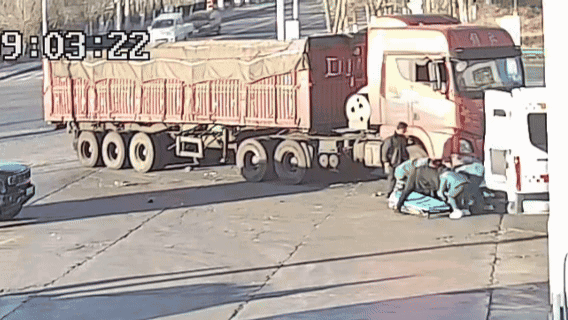 危急时刻，他挺身而出……