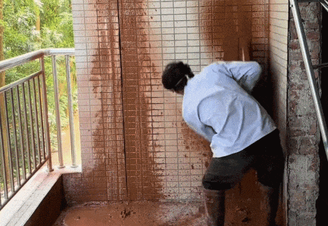 看着都疼！男子一个疏忽，导致大腿被切……