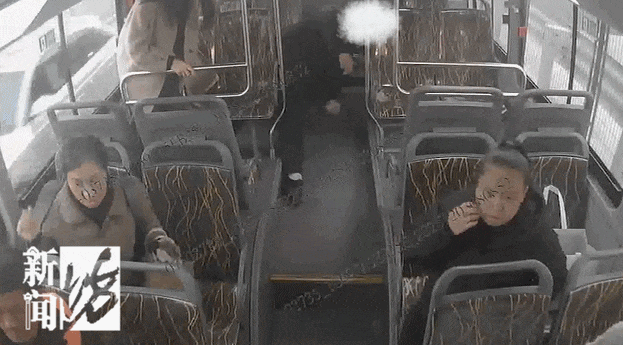 事发上海晚高峰！这辆公交不停站还闯红灯？司机：全车人同意的；网友：必须点赞！