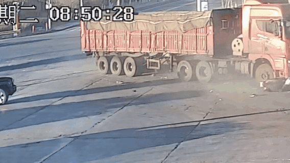 危急时刻，他挺身而出……