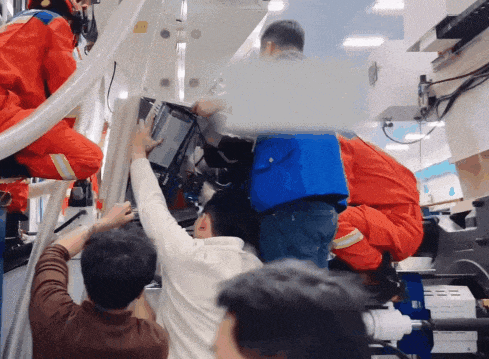 看着都疼！男子一个疏忽，导致大腿被切……