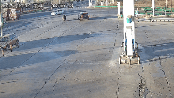 危急时刻，他挺身而出……