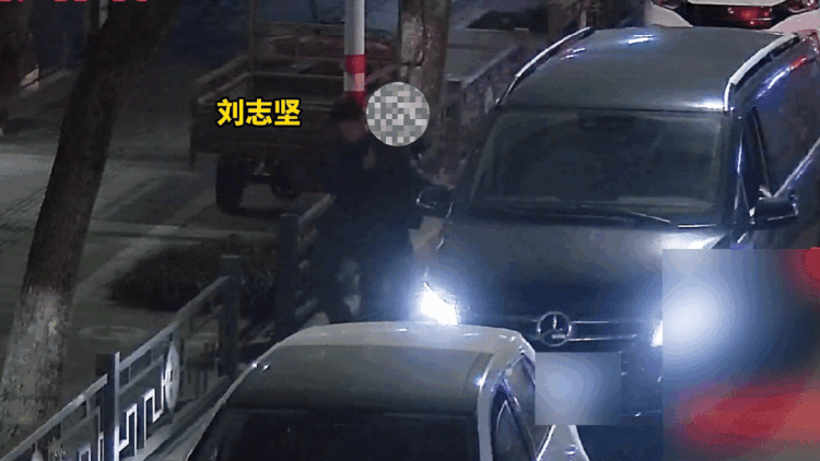 “波棱盖子咔马路牙子上磕秃噜皮,裤子也咔坏了!” “波棱盖子咔马路牙子上磕秃噜皮,裤子也咔坏了!”