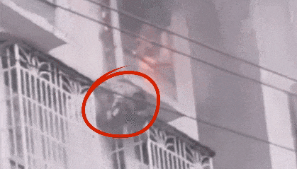 煮着火锅突然爆燃!火锅底料喷在男子脸上…冬季小心“餐桌炸弹” 煮着火锅突然爆燃!火锅底料喷在男子脸上…冬季小心“餐桌炸弹”