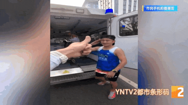 跑着马拉松忽然倒地！云南跑友出手了……