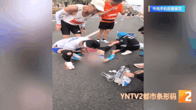 跑着马拉松忽然倒地！云南跑友出手了……