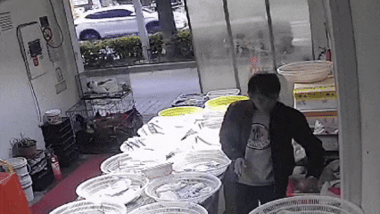 上海女警街头狂奔按住一人，发出灵魂拷问……