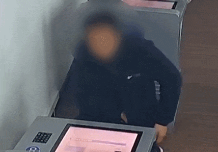男子被罚款1000元,一年内不能考驾照,竟是因为在科目四考场做了这个动作→ 男子被罚款1000元,一年内不能考驾照,竟是因为在科目四考场做了这个动作→