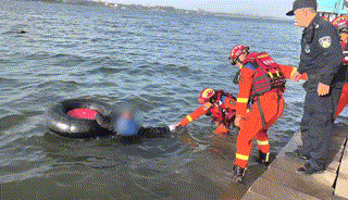 杭州男子用橡胶轮胎自制“小船”,去钱塘江上钓鱼,结果..... 杭州男子用橡胶轮胎自制“小船”,去钱塘江上钓鱼,结果.....