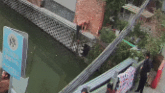 把河当成 “泳池”？男子醉酒后跳河，爬上岸又跳下！