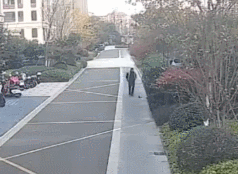 浙江嘉兴一网格员路边捡到一个包,里面全是钱!整个人都懵了…… 浙江嘉兴一网格员路边捡到一个包,里面全是钱!整个人都懵了……