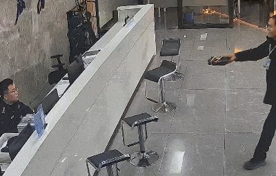 浙江嘉兴一网格员路边捡到一个包,里面全是钱!整个人都懵了…… 浙江嘉兴一网格员路边捡到一个包,里面全是钱!整个人都懵了……