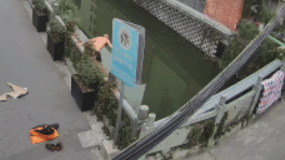 把河当成“泳池”？男子醉酒后跳河，爬上岸又跳下！