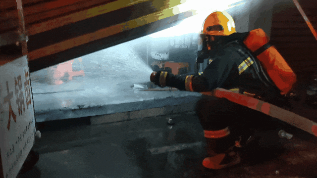 小区门口牛肉粉店突然“火”了，老街坊直呼心疼！