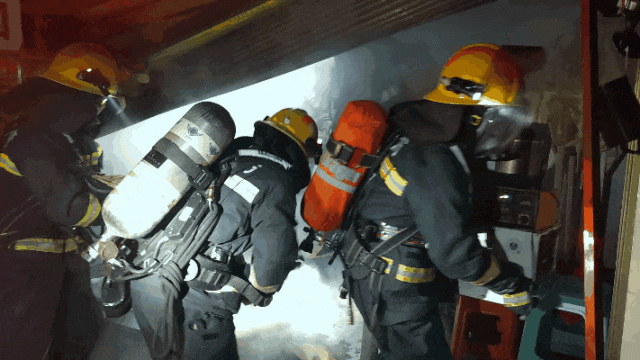 小区门口牛肉粉店突然“火”了，老街坊直呼心疼！