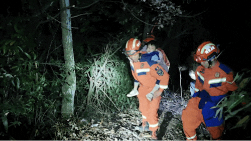 冷得蜷缩一团!5个成年人带6个孩子,咋都走不出深山 冷得蜷缩一团!5个成年人带6个孩子,咋都走不出深山