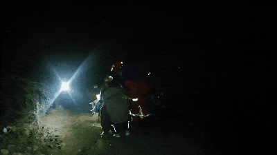 冷得蜷缩一团!5个成年人带6个孩子,咋都走不出深山 冷得蜷缩一团!5个成年人带6个孩子,咋都走不出深山