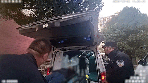 与“死神”争分夺秒,民警挽回一条生命 与“死神”争分夺秒,民警挽回一条生命