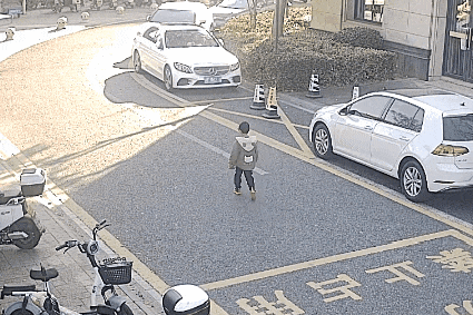 “小孩哥”独自出现在海宁一医院,引起了他的警觉…… “小孩哥”独自出现在海宁一医院,引起了他的警觉……