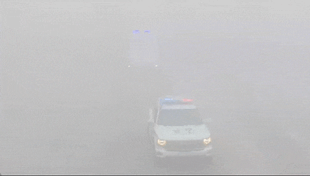 40分钟!他们穿越浓雾上演生死时速…… 40分钟!他们穿越浓雾上演生死时速……