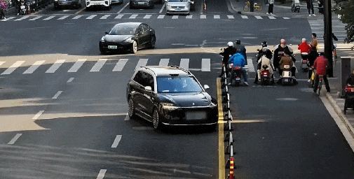 上海市中心，一西装男子突然当街下跪“求放过”……