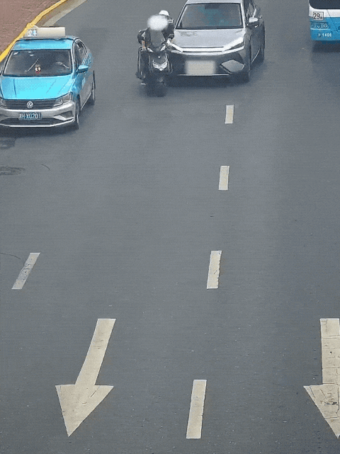 死里逃生！骑行女子被卡车碾过，一个习惯保命