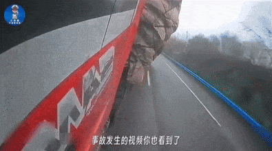 晚高峰的快速路车流中，惊现“一堵墙”？