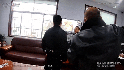 寒冬老人走失5小时，周村警方跨市联动在邹平加油站成功救回！