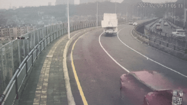 晚高峰的快速路车流中，惊现“一堵墙”？