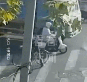 死里逃生！骑行女子被卡车碾过，一个习惯保命