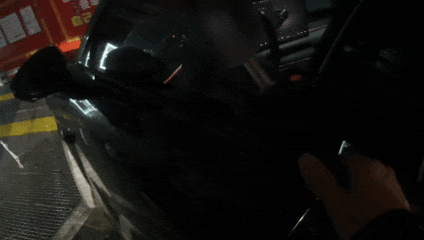 直击抓捕现场：“再不下来我破窗了！”