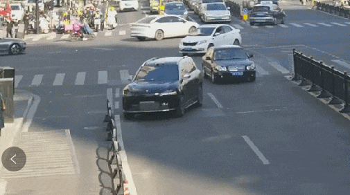 上海市中心，一西装男子突然当街下跪“求放过”……