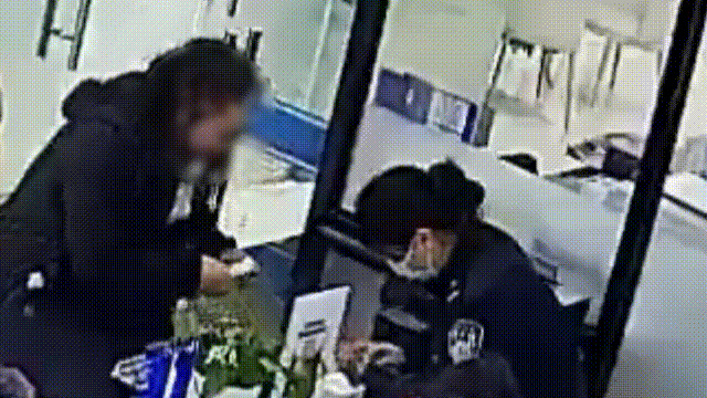 “照片可以给我吗？”在办证窗口，她哭得像个孩子