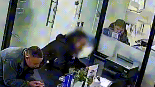 “照片可以给我吗？”在办证窗口，她哭得像个孩子