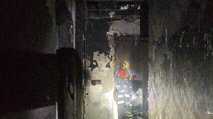 小情侣深夜组养生局,手抖烧光半个出租屋! 小情侣深夜组养生局,手抖烧光半个出租屋!