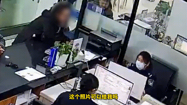 “照片可以给我吗？”在办证窗口，她哭得像个孩子