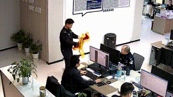 这位00后新警，你别低调