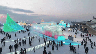 冰火车真的在“呜呜”吐蒸汽 哈尔滨冰雪大世界蒸汽火车冰雕频频出圈