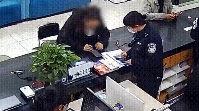 “照片可以给我吗？”在办证窗口，她哭得像个孩子