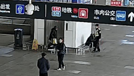 “我当了33年兵，12年警察”，车站里，他握住了民警的手……