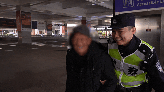 “我当了33年兵，12年警察”，车站里，他握住了民警的手……