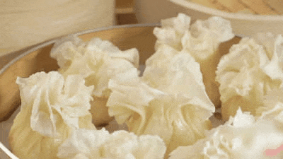 一屉稍麦和一盘羊肉手抓之间的距离有多远？