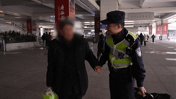 “我当了33年兵，12年警察”，车站里，他握住了民警的手……