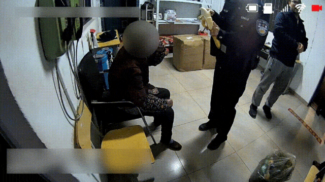 浙江街头一老人倒地，4名同学做了同一个动作