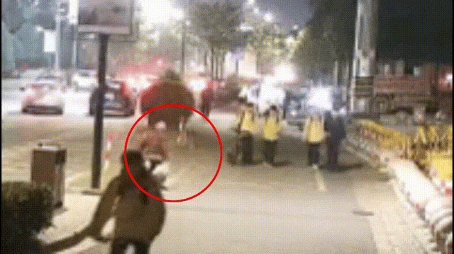 浙江街头一老人倒地，4名同学做了同一个动作